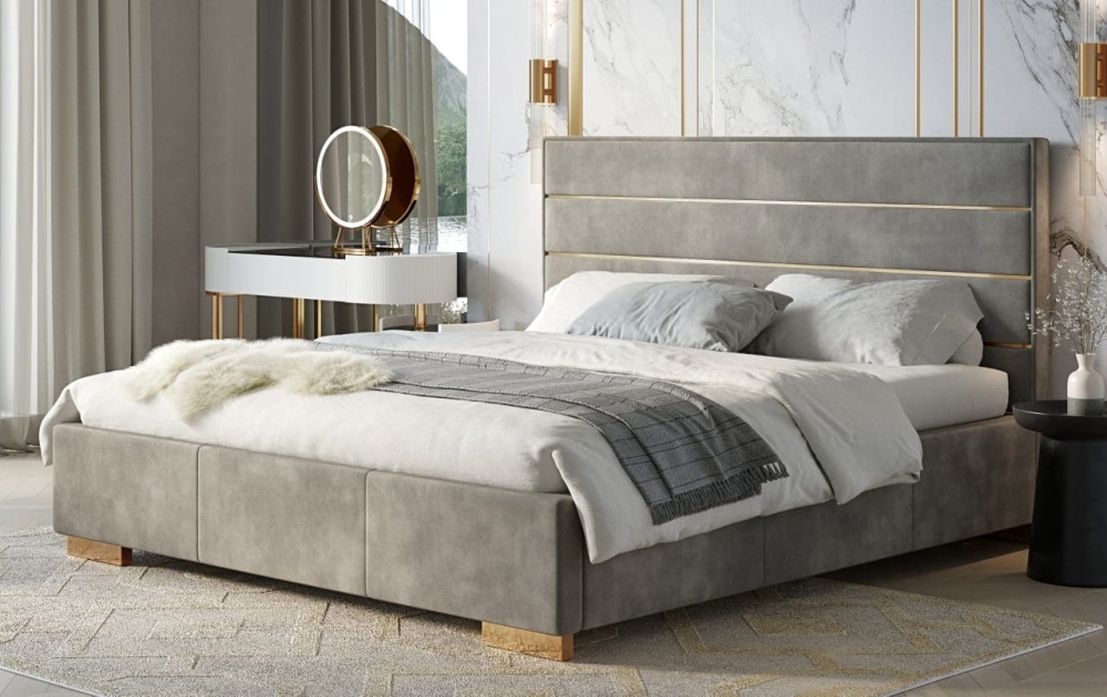 Łóżko Quaddro Full Gold w szarej tkaninie ze złotymi detalami. Marmurowe ściany, toaletka i eleganckie tekstylia tworzą luksusową sypialnię.