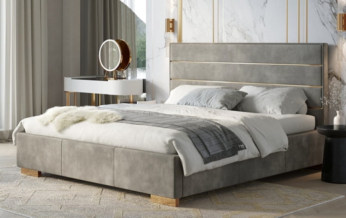 Łóżko Quaddro Full Gold w szarej tkaninie ze złotymi detalami. Marmurowe ściany, toaletka i eleganckie tekstylia tworzą luksusową sypialnię.