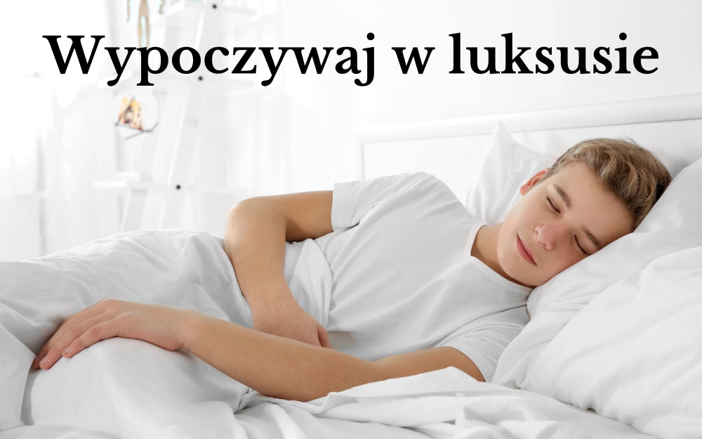 Śpiący nastolatek na materacu