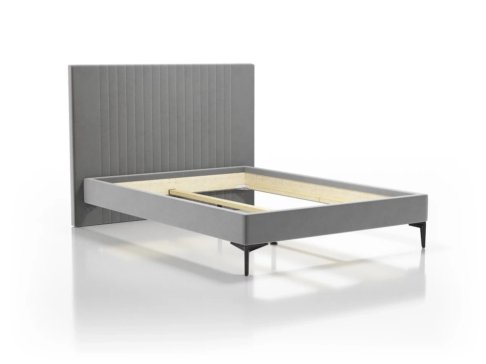Łóżko 81241 tapicerowane w ciemnoszarym kolorze, z zagłówkiem w wąskie pionowe przeszycia i czarnymi nogami, bez materaca.