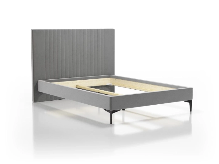 Łóżko 81241 tapicerowane w ciemnoszarym kolorze, z zagłówkiem w wąskie pionowe przeszycia i czarnymi nogami, bez materaca.