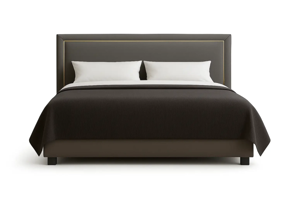 Nowoczesne łóżko tapicerowane z wysokim wezgłowiem wykończone złotą lamówką.