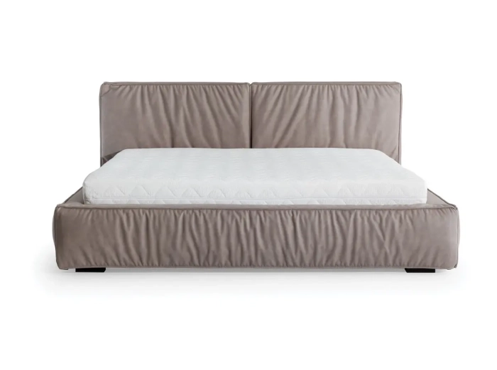 Łóżko tapicerowane Bolsena z materacem, taupe, z miękkim, marszczonym wykończeniem widok od przodu