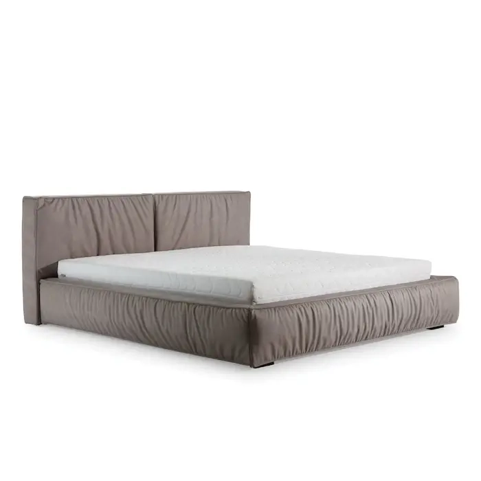 Łóżko tapicerowane Bolsena z materacem, taupe, z miękkim, marszczonym wykończeniem.