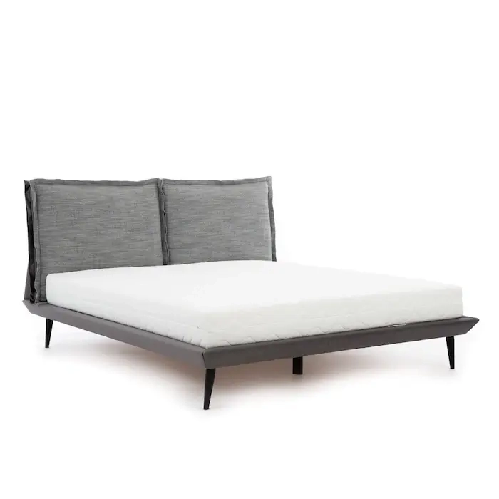 Łóżko tapicerowane Forli z materacem, grafitowe, z poduszkowym zagłówkiem i minimalistyczną ramą.