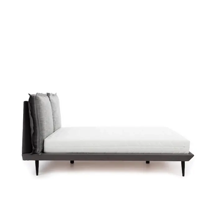 Łóżko tapicerowane Forli na białym tle, widok z boku.