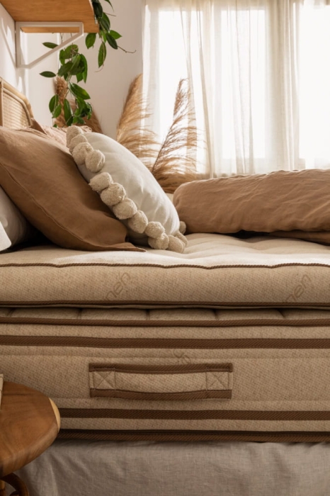 Materac Bora na łóżku z boku