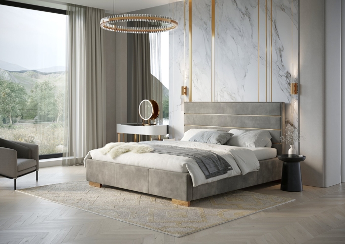 Przestronna sypialnia z łóżkiem Quaddro Full Gold. Duże okno, marmur, złote akcenty i designerskie oświetlenie podkreślają nowoczesny styl wnętrza.