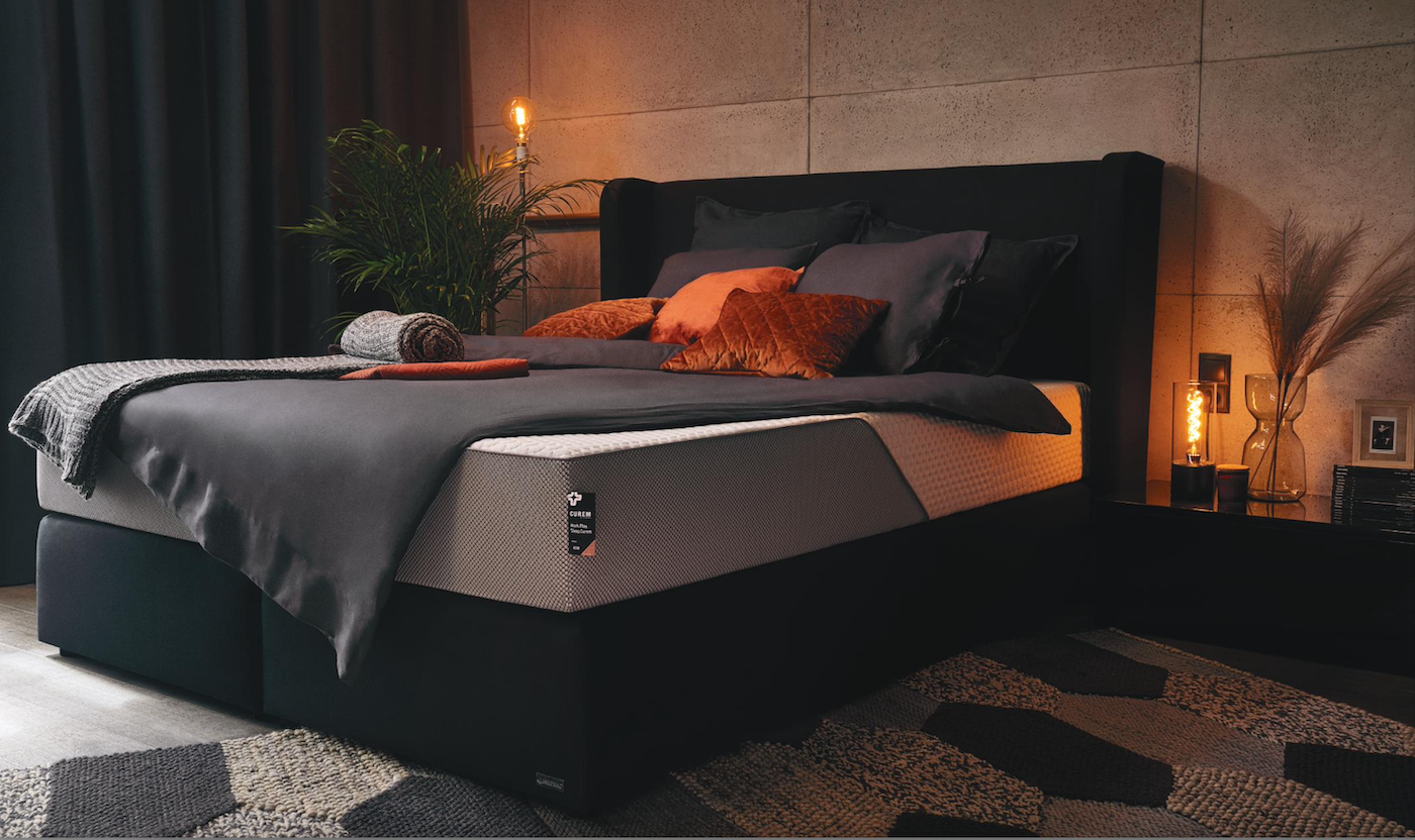 Materac Curem na łóżku 