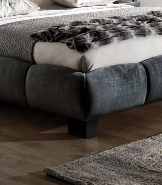 Zbliżenie na pikowane wezgłowie łóżka Belly