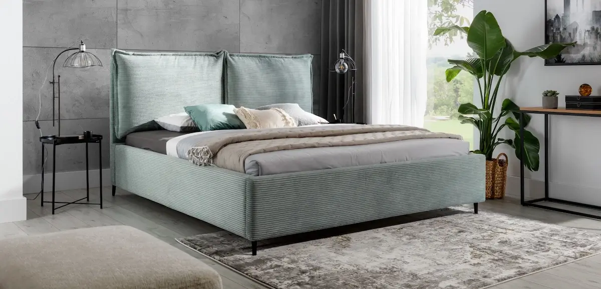 Łóżko tapicerowane Charlotte w przytulnej sypialni