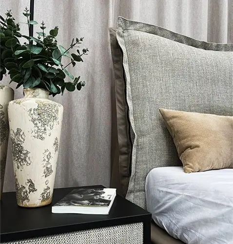 Zbliżenie na wezgłowie łóżka Forli z zamkiem i falbanką