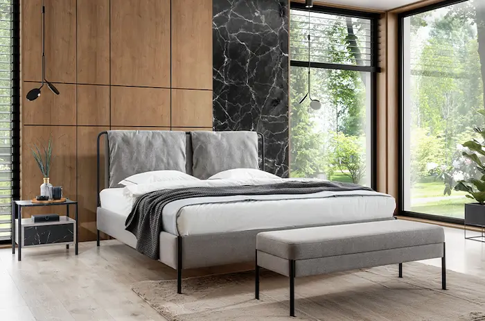 Widok z boku na łóżko Marmi w sypialni