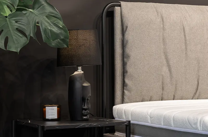 Zbliżenie na tapicerowane wezgłowie łóżka Marmi