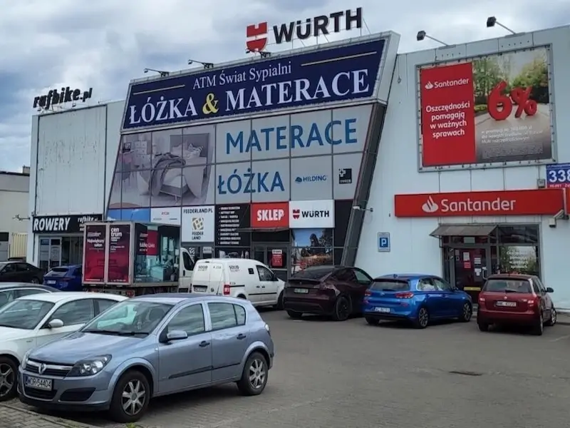 Sklep z łóżkami i materacami na ulicy Radzymińskiej – widok z zewnątrz