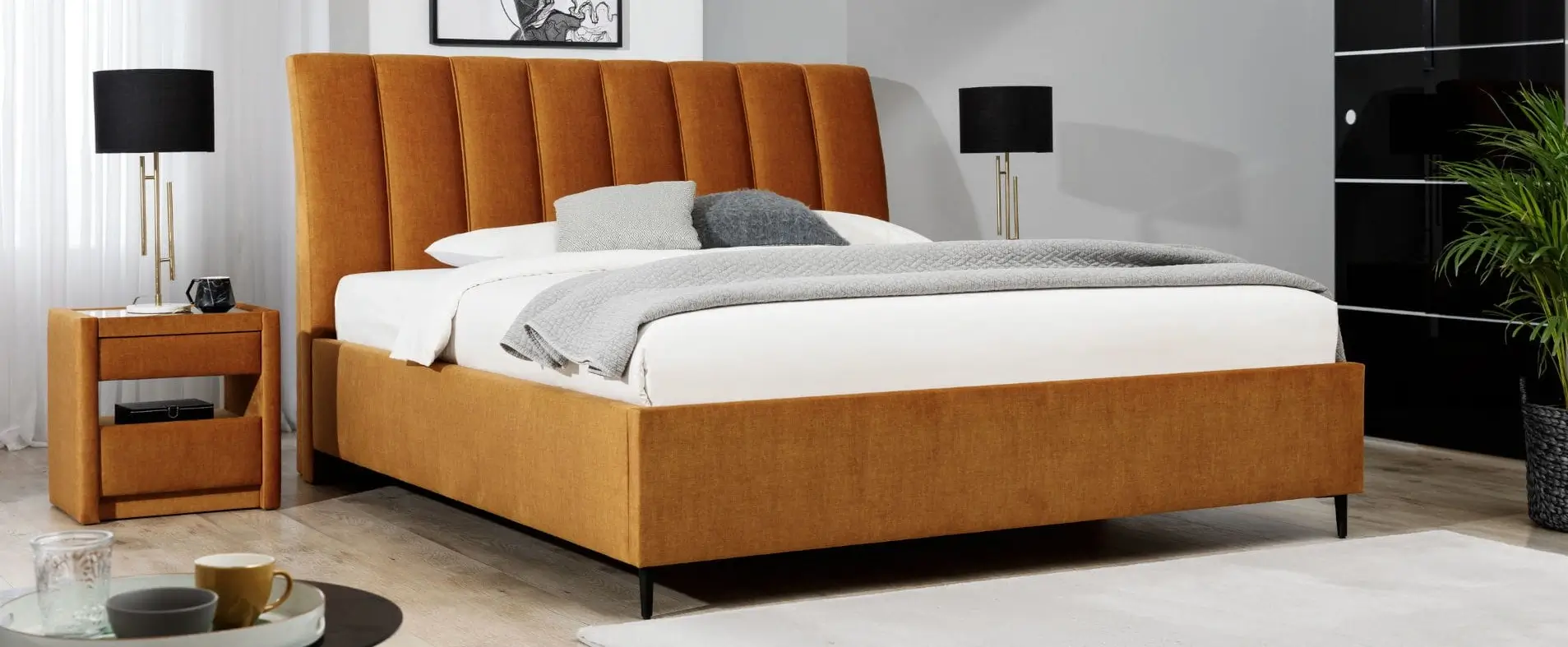 Łóżko tapicerowane Maya – nowoczesne łóżko do sypialni z wysokim, pikowanym zagłówkiem w kolorze musztardowym. Styl modern classic.
