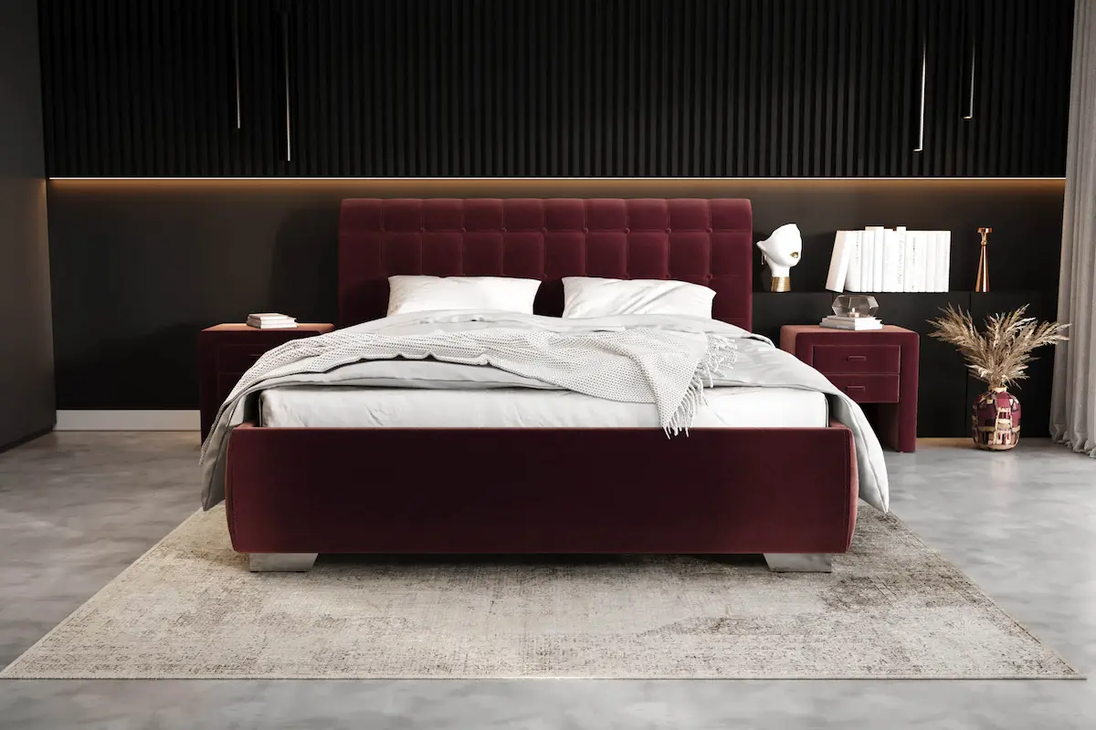 Eleganckie bordowe łóżko tapicerowane 81217 M&K Foam Koło w aranżacji sypialni
