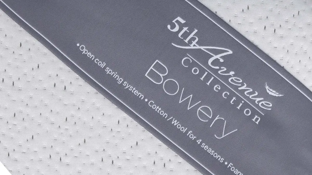 Etykieta materaca Serta Bowery
