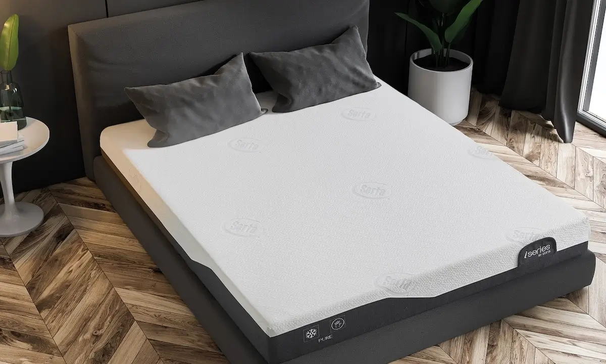 Materac Serta Pure na łóżku w sypialni